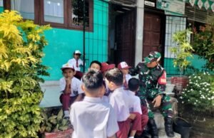 Babinsa Koramil 02/Sukakarya Bangun Interaksi Positif dengan Siswa SDN 17, Tanamkan Disiplin dan Pola Hidup Sehat