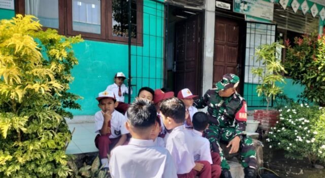 Babinsa Koramil 02/Sukakarya Bangun Interaksi Positif dengan Siswa SDN 17, Tanamkan Disiplin dan Pola Hidup Sehat