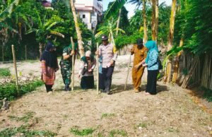 Babinsa Koramil 02/Sukakarya Bersama Bhabinkamtibmas dan Aparatur Gampong Tanam Jagung, Perkuat Ketahanan Pangan di Kuta Ateuh