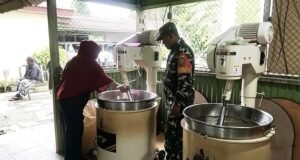 Babinsa Koramil 02/Sukakarya Dukung UMKM, Kunjungi Sentra Pembuatan Dodol Halia di Kuta Timu