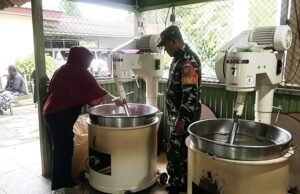 Babinsa Koramil 02/Sukakarya Dukung UMKM, Kunjungi Sentra Pembuatan Dodol Halia di Kuta Timu