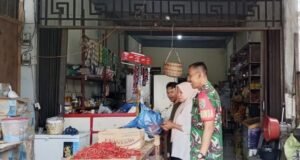 Babinsa Koramil 01/Sukajaya Monitoring Perkembangan Harga Sembako di Wilayah Binaan
