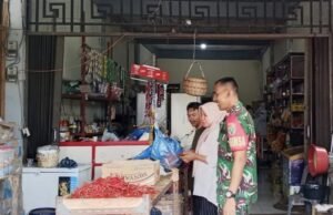 Babinsa Koramil 01/Sukajaya Monitoring Perkembangan Harga Sembako di Wilayah Binaan