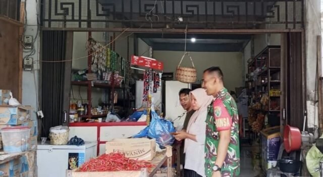 Babinsa Koramil 01/Sukajaya Monitoring Perkembangan Harga Sembako di Wilayah Binaan