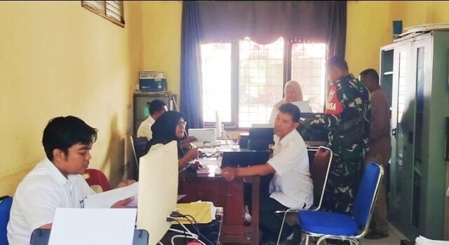 Babinsa Koramil 02/Sukakarya Hadir Bantu Kelancaran Pelayanan Pengurusan Administrasi Warga Binaan