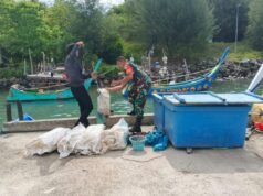 Babinsa Jaboi Bantu Nelayan Persiapkan Bekal Melaut di Bale Pasi