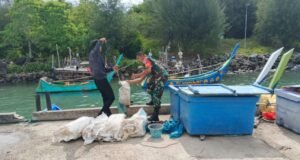 Babinsa Jaboi Bantu Nelayan Persiapkan Bekal Melaut di Bale Pasi