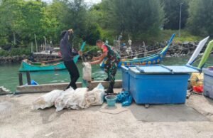 Babinsa Jaboi Bantu Nelayan Persiapkan Bekal Melaut di Bale Pasi