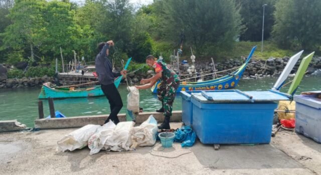 Babinsa Jaboi Bantu Nelayan Persiapkan Bekal Melaut di Bale Pasi