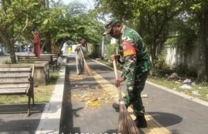 Peduli Sesama, Babinsa Kuta Timu Bantu Warga Disabilitas Jalankan Aktivitas