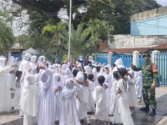 Babinsa Koramil 02/Sukakarya Hadir Dampingi Manasik Haji Anak TK di Kuta Ateuh