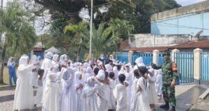 Babinsa Koramil 02/Sukakarya Hadir Dampingi Manasik Haji Anak TK di Kuta Ateuh