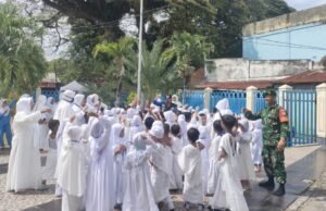 Babinsa Koramil 02/Sukakarya Hadir Dampingi Manasik Haji Anak TK di Kuta Ateuh
