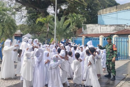 Babinsa Koramil 02/Sukakarya Hadir Dampingi Manasik Haji Anak TK di Kuta Ateuh