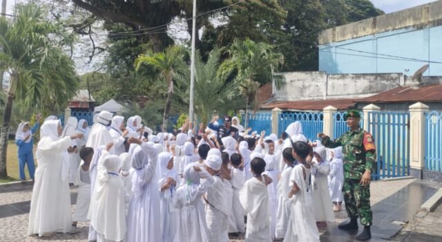 Babinsa Koramil 02/Sukakarya Hadir Dampingi Manasik Haji Anak TK di Kuta Ateuh