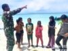 Babinsa Paya Ingatkan Anak-Anak Utamakan Keselamatan Saat Bermain di Pantai
