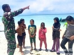 Babinsa Paya Ingatkan Anak-Anak Utamakan Keselamatan Saat Bermain di Pantai