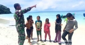 Babinsa Paya Ingatkan Anak-Anak Utamakan Keselamatan Saat Bermain di Pantai