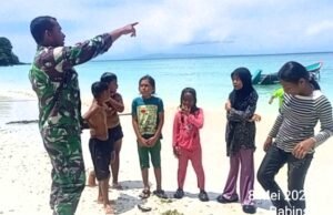 Babinsa Paya Ingatkan Anak-Anak Utamakan Keselamatan Saat Bermain di Pantai