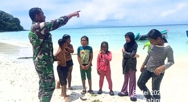 Babinsa Paya Ingatkan Anak-Anak Utamakan Keselamatan Saat Bermain di Pantai