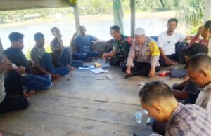 Babinsa Koramil 01/Sukajaya dan Warga Jaboi Gelar Rapat Pembahasan Qanun Laut Demi Keselamatan Nelayan