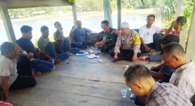 Babinsa Koramil 01/Sukajaya dan Warga Jaboi Gelar Rapat Pembahasan Qanun Laut Demi Keselamatan Nelayan