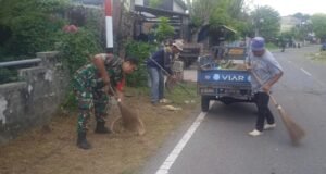 Babinsa Ie Meulee dan Masyarakat Gotong Royong Bersama Ciptakan Lingkungan Bersih dan Nyaman