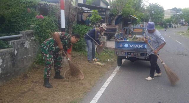 Babinsa Ie Meulee dan Masyarakat Gotong Royong Bersama Ciptakan Lingkungan Bersih dan Nyaman