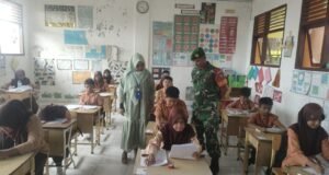 Babinsa Koramil 02/Sukakarya Pantau Pelaksanaan Ujian Semester di SDN 2 Sabang