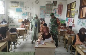Babinsa Koramil 02/Sukakarya Pantau Pelaksanaan Ujian Semester di SDN 2 Sabang