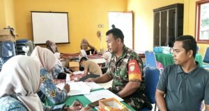 Dukung Kesehatan Masyarakat, Babinsa Beurawang Turun Langsung ke Posyandu