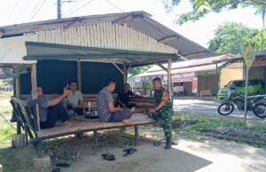 Hangatkan Silaturahmi, Babinsa Cot Abeuk Aktif Sambangi Warga Jaga Kekompakan Desa