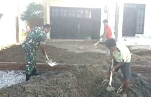 Babinsa Ujong Kareung Turun Tangan Bantu Warga Rehab Rumah, Wujud Kepedulian TNI di Tengah Masyarakat