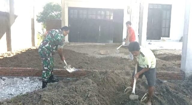 Babinsa Ujong Kareung Turun Tangan Bantu Warga Rehab Rumah, Wujud Kepedulian TNI di Tengah Masyarakat