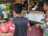 Babinsa Paya Seunara Sambangi Pedagang Ayam di Pasar, Pererat Kedekatan dengan Warga