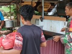 Babinsa Paya Seunara Sambangi Pedagang Ayam di Pasar, Pererat Kedekatan dengan Warga