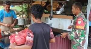 Babinsa Paya Seunara Sambangi Pedagang Ayam di Pasar, Pererat Kedekatan dengan Warga