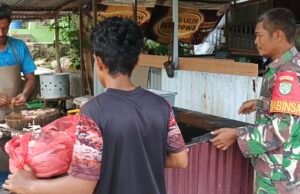 Babinsa Paya Seunara Sambangi Pedagang Ayam di Pasar, Pererat Kedekatan dengan Warga