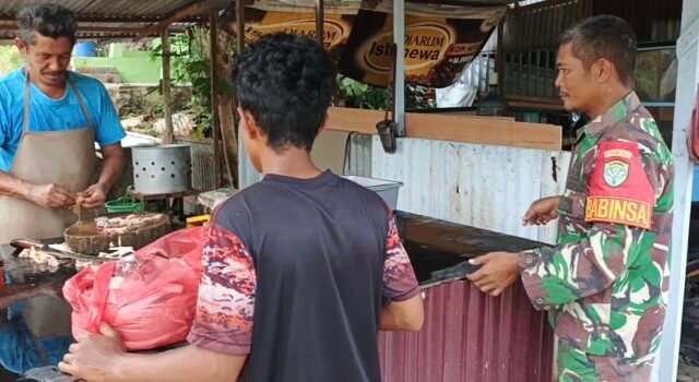 Babinsa Paya Seunara Sambangi Pedagang Ayam di Pasar, Pererat Kedekatan dengan Warga