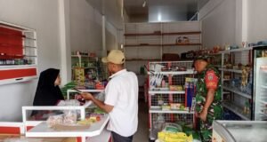 Monitoring Harga Pasar Jadi Upaya Babinsa Batee Shoek Jaga Kesejahteraan Masyarakat