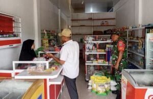 Monitoring Harga Pasar Jadi Upaya Babinsa Batee Shoek Jaga Kesejahteraan Masyarakat