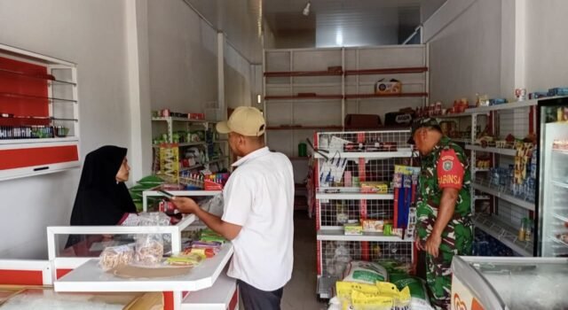Monitoring Harga Pasar Jadi Upaya Babinsa Batee Shoek Jaga Kesejahteraan Masyarakat