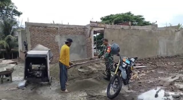 Babinsa Iboih Hadir Membantu, Warga Semakin Semangat Dalam Bekerja