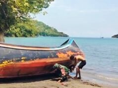 Babinsa Koramil 02/Sukakarya Bantu Tambal Bot Nelayan, Warga Merasa Terbantu