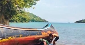 Babinsa Koramil 02/Sukakarya Bantu Tambal Bot Nelayan, Warga Merasa Terbantu