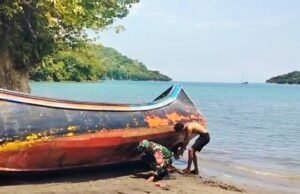 Babinsa Koramil 02/Sukakarya Bantu Tambal Bot Nelayan, Warga Merasa Terbantu