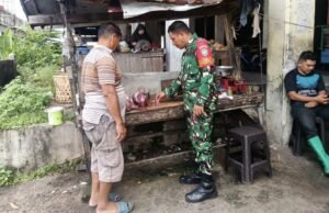 Babinsa Kuta Barat Pantau Harga Daging di Pasar, Pastikan Tetap Stabil untuk Warga