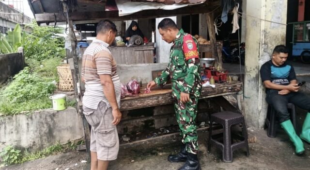 Babinsa Kuta Barat Pantau Harga Daging di Pasar, Pastikan Tetap Stabil untuk Warga
