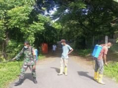 Babinsa Koramil 01/Sukajaya dan Petugas Kebersihan Kompak Bersihkan Bahu Jalan di Gampong Paya