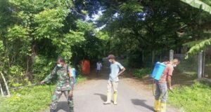 Babinsa Koramil 01/Sukajaya dan Petugas Kebersihan Kompak Bersihkan Bahu Jalan di Gampong Paya